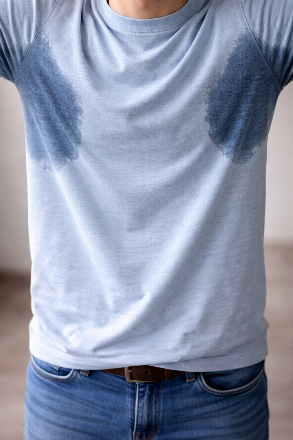 Imagen ilustrativa de hiperhidrosis axilar con manchas visibles en la ropa